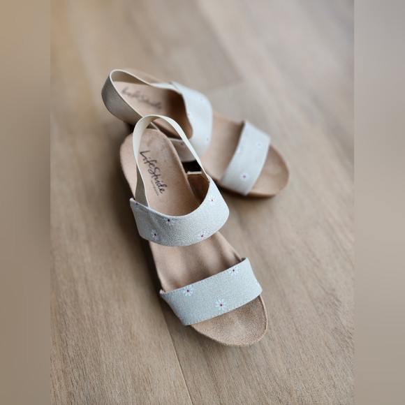 Lifestride flower wedges size 7! - Picture 3 of 7